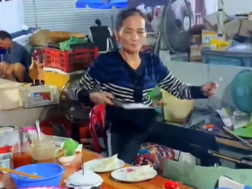 Chủ quán ở Bình Định tung bánh xèo nóng hổi điệu nghệ như chơi pickleball