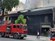 Tin tức - Điều động 5 xe cứu hỏa trong vụ cháy quán bar tại Hoàn Kiếm, Hà Nội