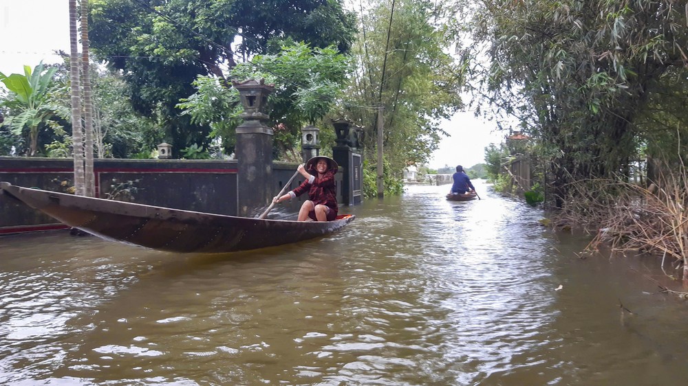 Theo Ban Chỉ huy PCTTamp;TKCN tỉnh Thừa Thiên Huế, đến 8 giờ sáng nay, mực nước trên sông Bồ là +3,38m trên báo động 2, mực nước trên sông Hương là +2,45m trên báo động 2.