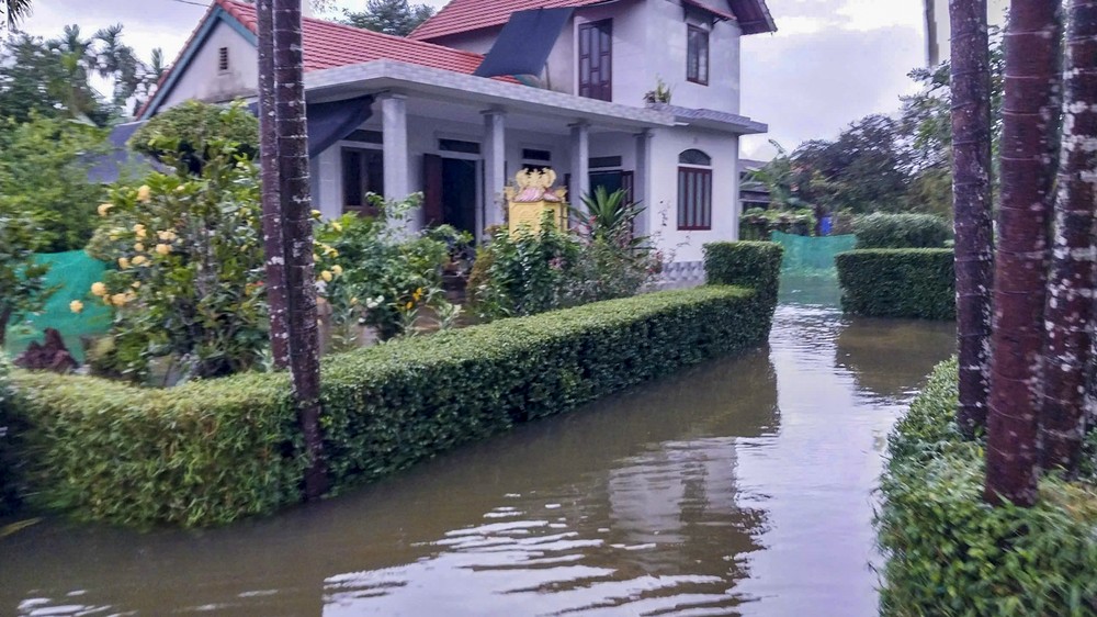 Theo người dân ở thôn Xuân Tùy, xã Quảng Phú, vì địa hình thấp trũng nên nước lũ ở địa phương này rút rất chậm.