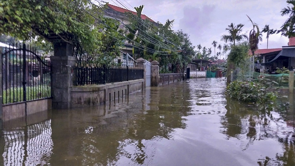 Tại xã Quảng Phú, huyện Quảng Điền nhiều nơi ngập sâu, có nơi ngập đến 1,5m.