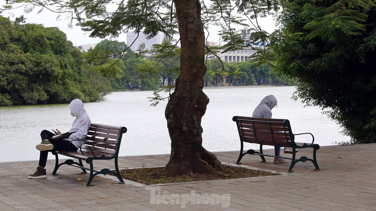 Trời trở lạnh, từ sáng sớm, người dân Hà Nội diện áo khoác, quàng khăn và các phụ kiện giữ ấm.