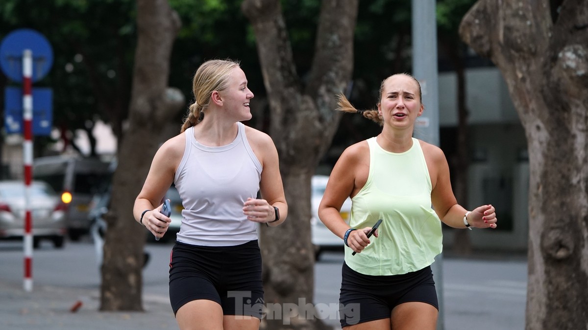 Nhiều du khách thích thú khi chạy bộ quanh Hồ Gươm trong tiết trời se lạnh.