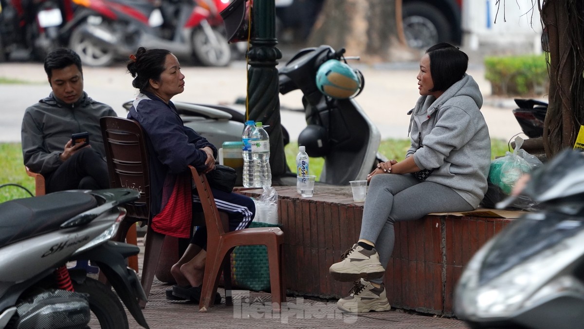 Một số người vẫn giữ thói quen uống một cốc trà nóng trong quán nước vỉa hè.