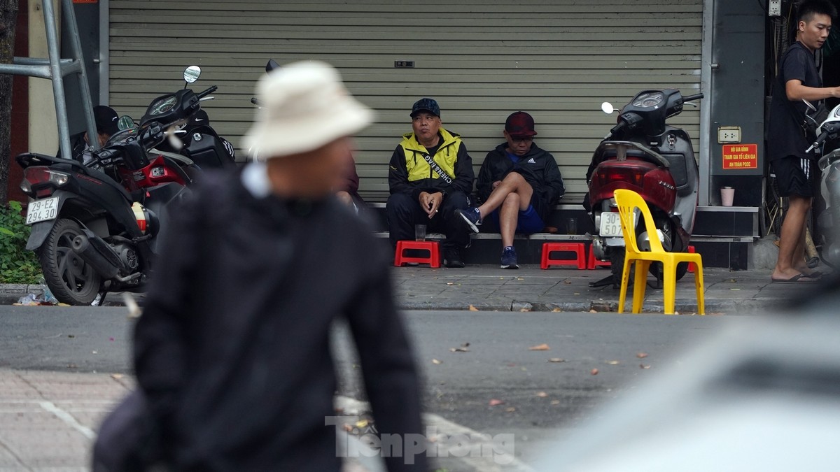 Người Hà Nội và du khách amp;#34;diệnamp;#34; áo ấm xuống phố đón đợt rét đầu mùa - 6