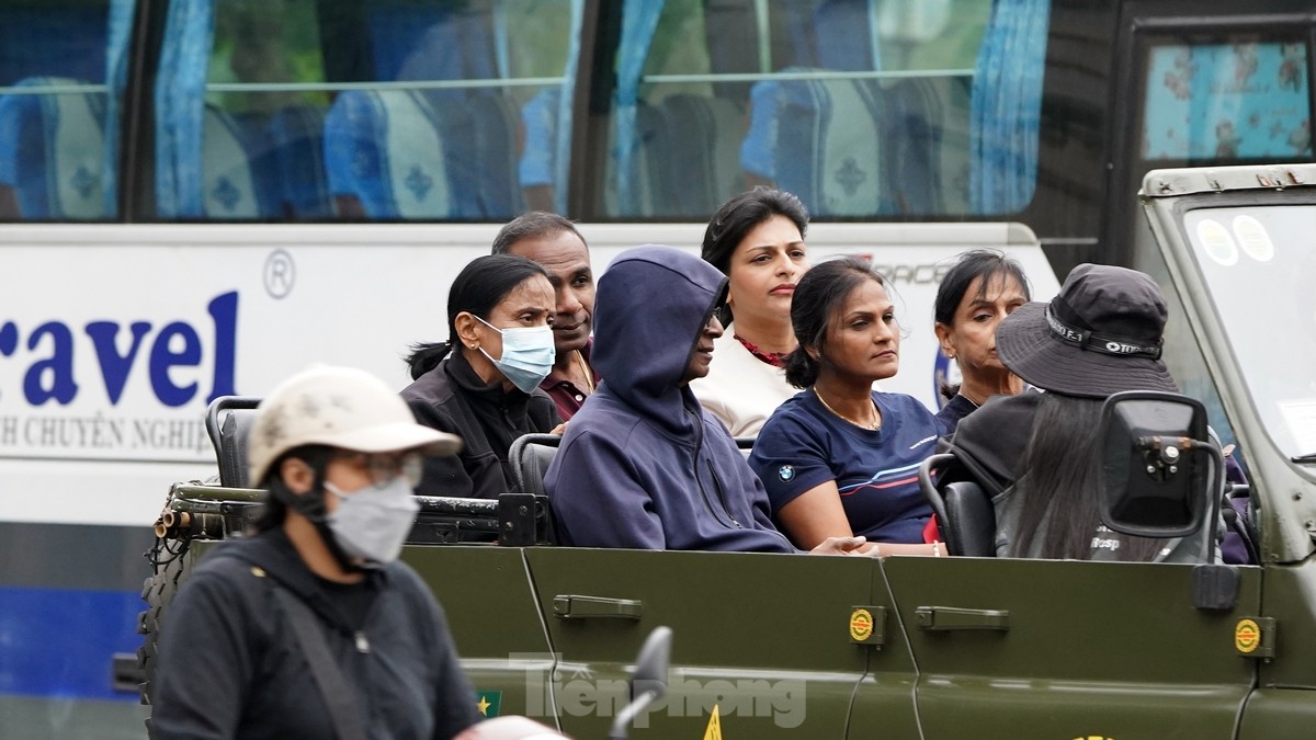 Người Hà Nội và du khách amp;#34;diệnamp;#34; áo ấm xuống phố đón đợt rét đầu mùa - 9