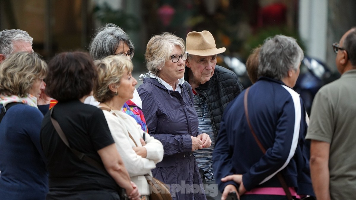 Du khách háo hức tham quan Hà Nội vào đông.