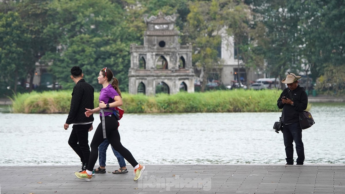 Người Hà Nội và du khách amp;#34;diệnamp;#34; áo ấm xuống phố đón đợt rét đầu mùa - 11