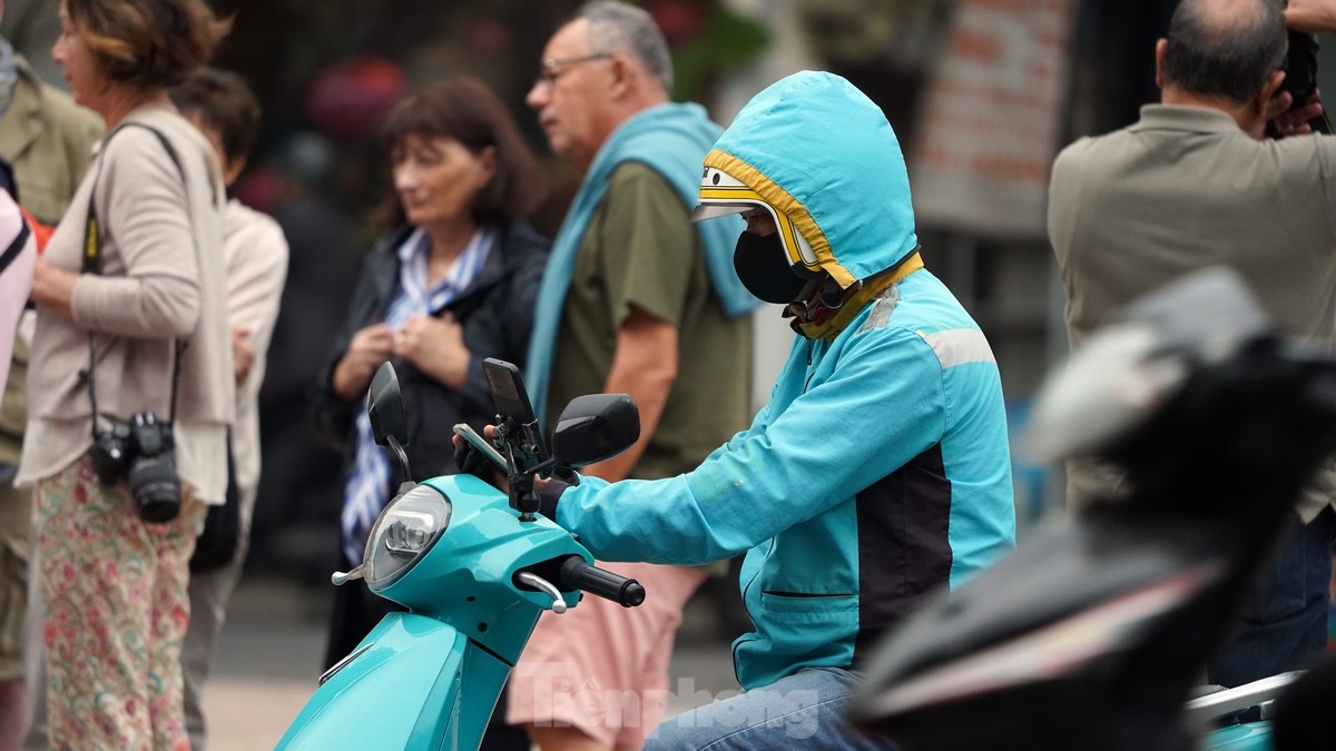 Người Hà Nội và du khách amp;#34;diệnamp;#34; áo ấm xuống phố đón đợt rét đầu mùa - 12