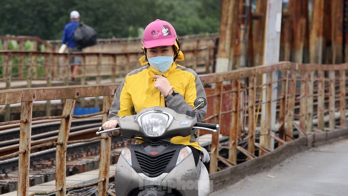 Trời lạnh khiến việc di chuyển trên đường bằng xe máy trở nên khó khăn hơn với những cơn gió buốt, nhiều người ưu tiên các phương tiện công cộng.