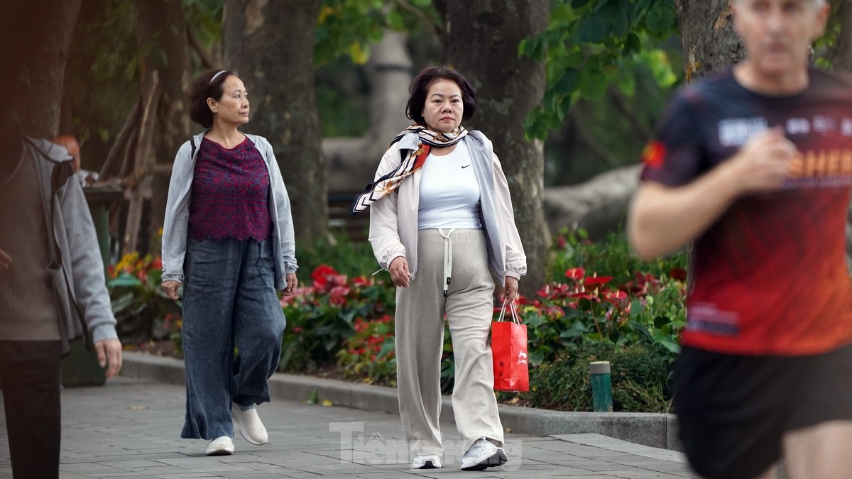 Đợt rét đầu mùa không chỉ tạo nên sự thay đổi về sinh hoạt mà còn mang lại nét đẹp rất riêng cho Hà Nội, để lại dấu ấn trong lòng cả người dân và du khách. Đây là thời điểm lý tưởng để cảm nhận một Hà Nội rất khác: trầm lắng, dịu dàng và đầy chất thơ.