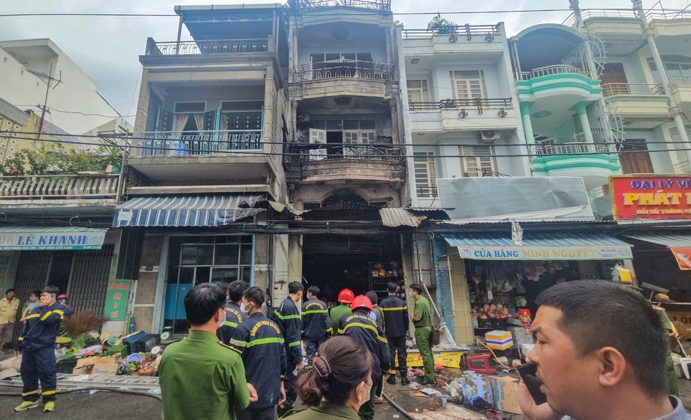 Lực lượng chức năng phong tỏa, khám nghiệm hiện trường vụ cháy làm 4 người tử vong ở TP Nha Trang. Ảnh: XUÂN HOÁT