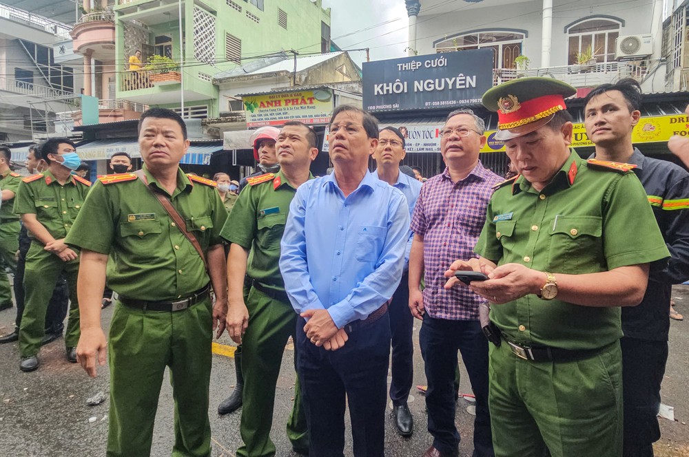 Ông Nguyễn Tấn Tuân, Chủ tịch UBND tỉnh Khánh Hòa, đến hiện trường chỉ đạo công tác khắc phục hậu quả vụ cháy. Ảnh: XUÂN HOÁT