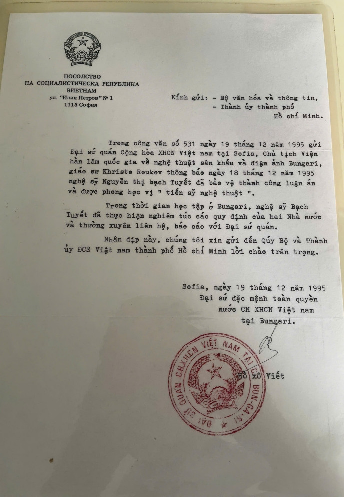 Phía NSND Bạch Tuyết cung cấp giấy tờ chứng minh việc học và được cấp bằng tiến sĩ. 