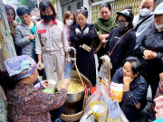 Lifestyle - Hà Nội rét, đi xếp hàng ăn bánh trôi tàu ở ngõ Đê Tô Hoàng