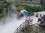 Tin tức - Taxi đột ngột tăng tốc rồi lật nhào nhiều vòng ở Đà Lạt, 4 người thương vong