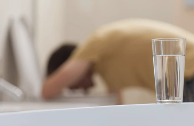 Nhiều người chồng bị ốm nghén, mệt mỏi trong giai đoạn vợ mang thai. Ảnh: Health