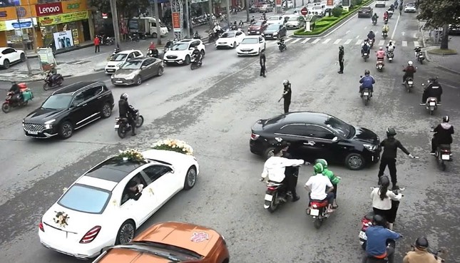 Nhóm người mặc đồng phục vệ sỹ điều tiết giao thông ở Thanh Hóa