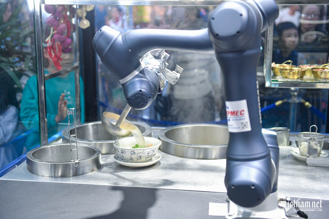 Robot chan nước dùng vào bát phở với tốc độ khoảng 5 giây/lần. 