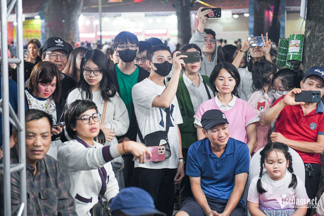 Du khách Hà Nội vây kín xem amp;#39;robot nấu phởamp;#39; tại Lễ hội Văn hóa Ẩm thực - 5