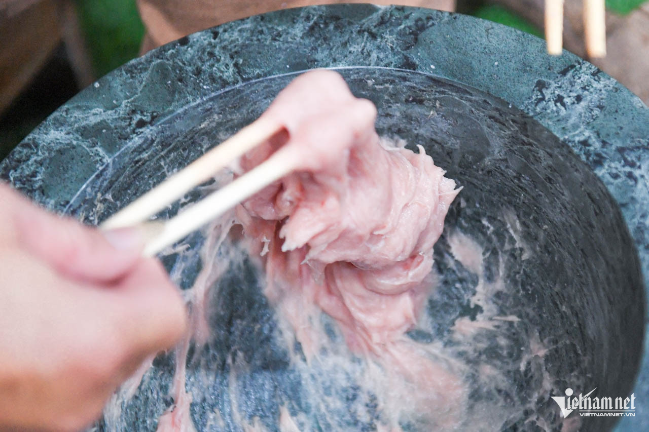 Du khách Hà Nội vây kín xem amp;#39;robot nấu phởamp;#39; tại Lễ hội Văn hóa Ẩm thực - 6