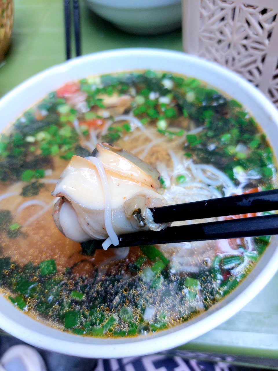 Ốc to nên bạn phải cắt thành miếng nhỏ mới có thể ăn được.