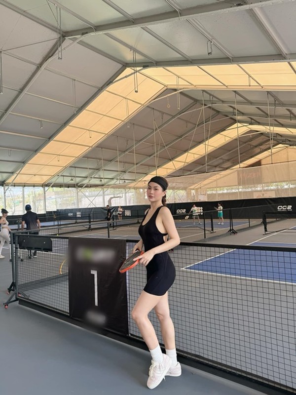 Á hậu Diễm Trang diện trang phục bó sát hở lưng trên sân pickleball. Ảnh: FB Diễm Trang.