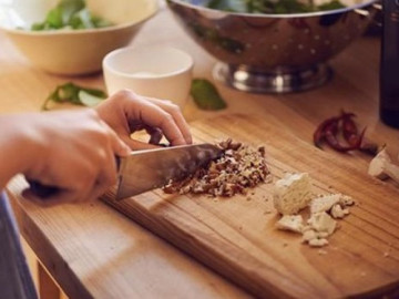 Trong nhà bếp đừng cố dùng 3 loại thớt này vì dễ nhiễm độc vào thức ăn và cách vệ sinh thớt tự nhiên cần biết