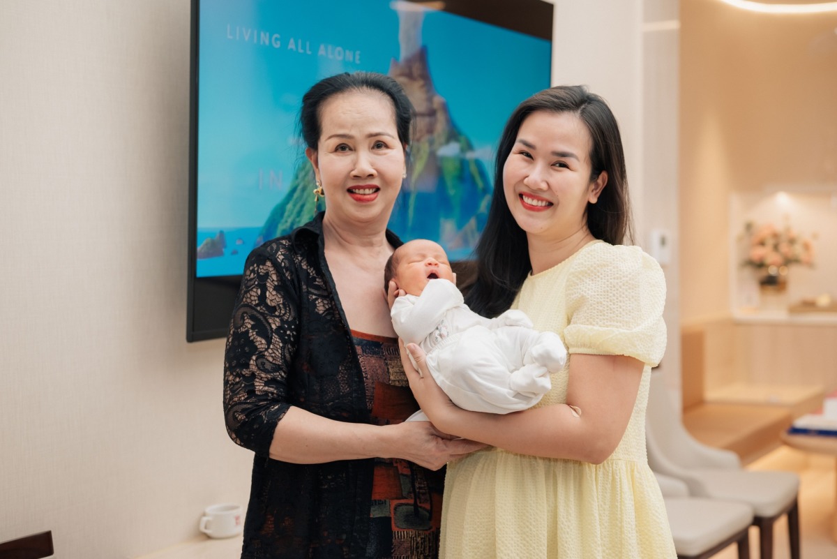 Võ Hạ Trâm amp;#34;bụng phẳng lìamp;#34; sau hai tháng sinh con - 6