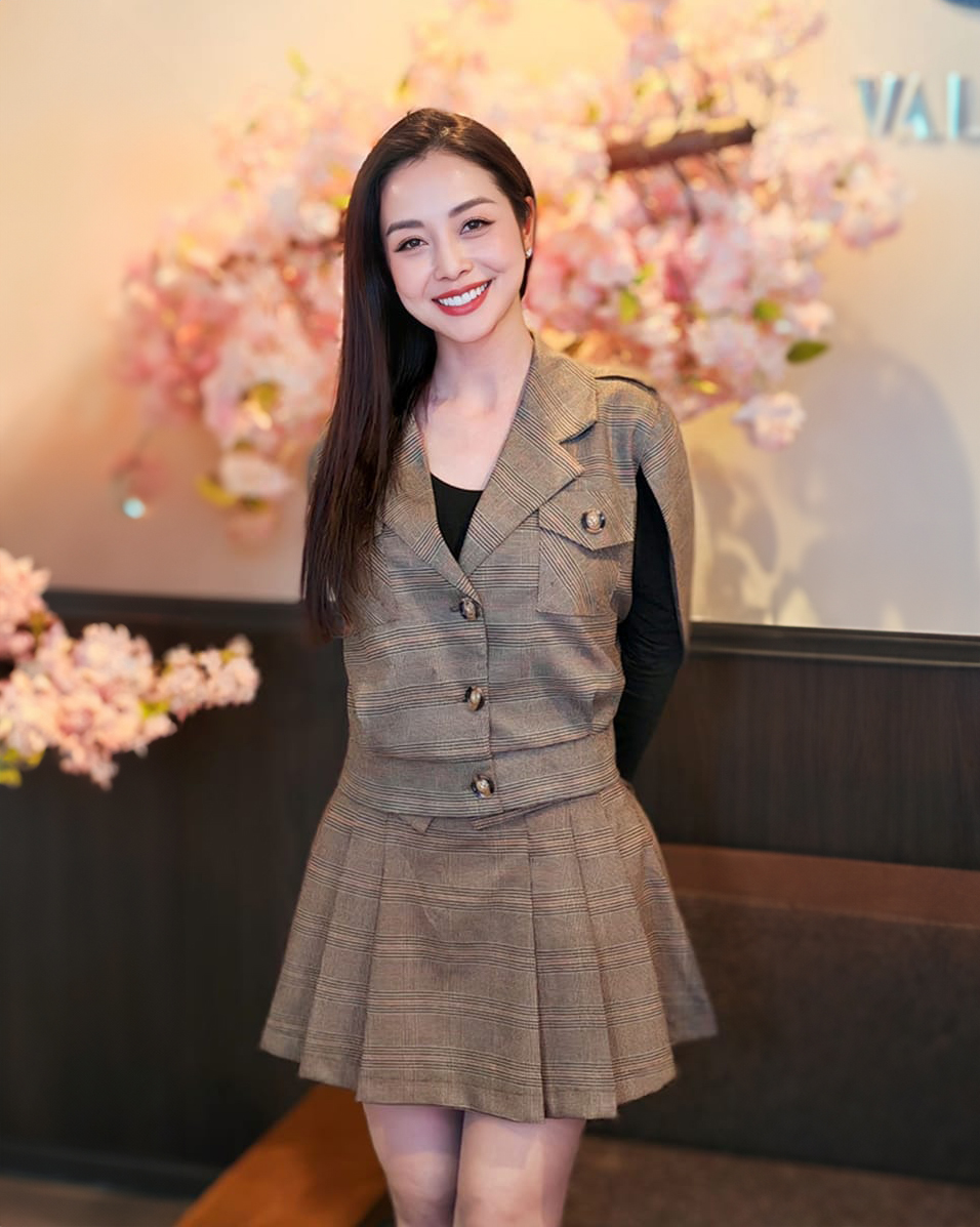 Cùng trang phục, Jennifer Phạm còn diện theo phong cách không blazer tạo sự mới mẻ. Thường theo đuổi phong cách sang trọng, trưởng thành nên khi thử nghiệm style này, Jennifer Phạm khiến khán giả thích thú.