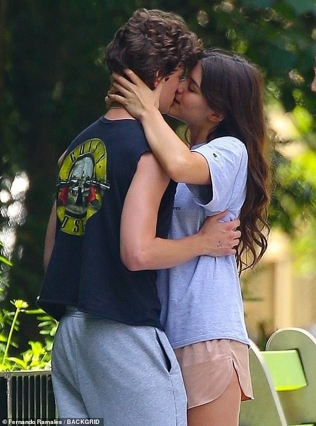 Suri Cruise và Toby Cohen chia tay hồi tháng 8, theo Dailymail. Thời điểm này, cánh săn ảnh chụp được khoảnh khắc Suri nghe điện thoại và bật khóc nức nở trên đường phố.