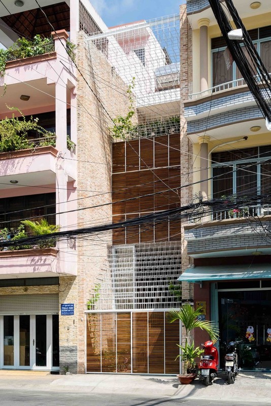 Tọa lạc tại TP HCM, ngôi nhà là thành quả sau rất nhiều cố gắng và nỗ lực không ngừng trên con đường thực hiện ước mơ của một cặp vợ chồng trẻ. Ảnh: Quang Đàm