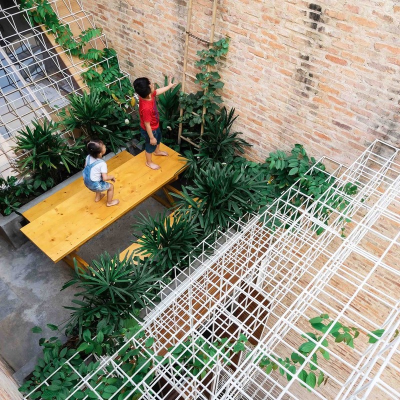 Mỏng manh nhưng chắc chắn, hệ khung làm rất tốt nhiệm vụ của mình là bảo vệ ngôi nhà nhưng vẫn cho phép gió và ánh sáng tràn vào bên trong. Ảnh: Quang Đàm