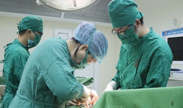 Các bác sĩ tiến hành phẫu thuật cho người bệnh. Ảnh minh họa
