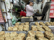 Lifestyle - Hàng chả rươi truyền thống hơn 30 năm ở phố cổ