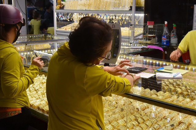 Giá vàng hôm nay trên thế giới lại đi lên