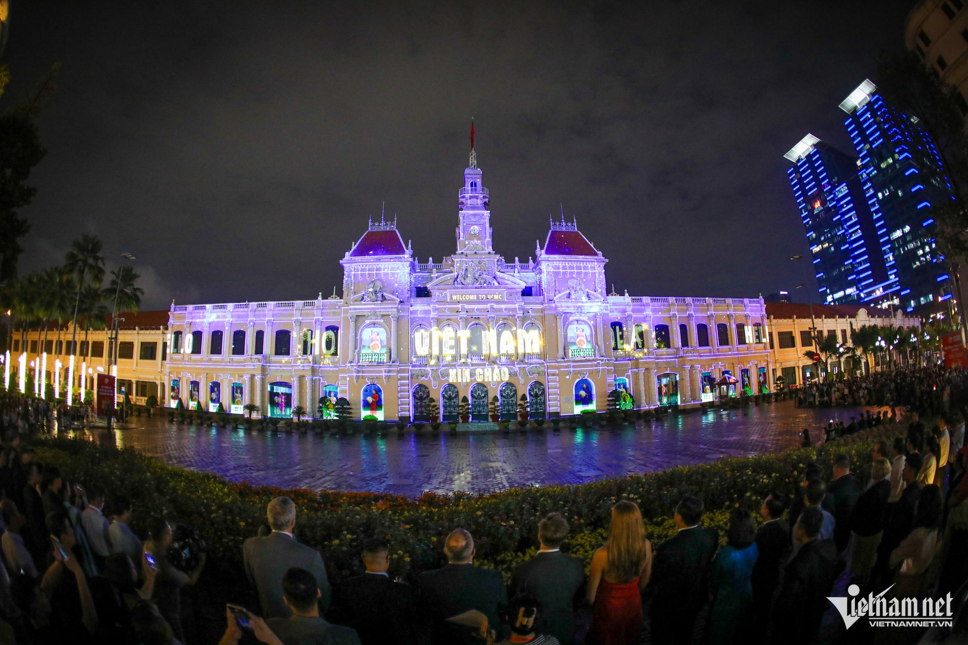 Với chủ đề Việt Nam xin chào, màn trình diễn đã quảng bá những nét đẹp của văn hóa dân gian Việt Nam theo cách độc đáo, mới lạ. 