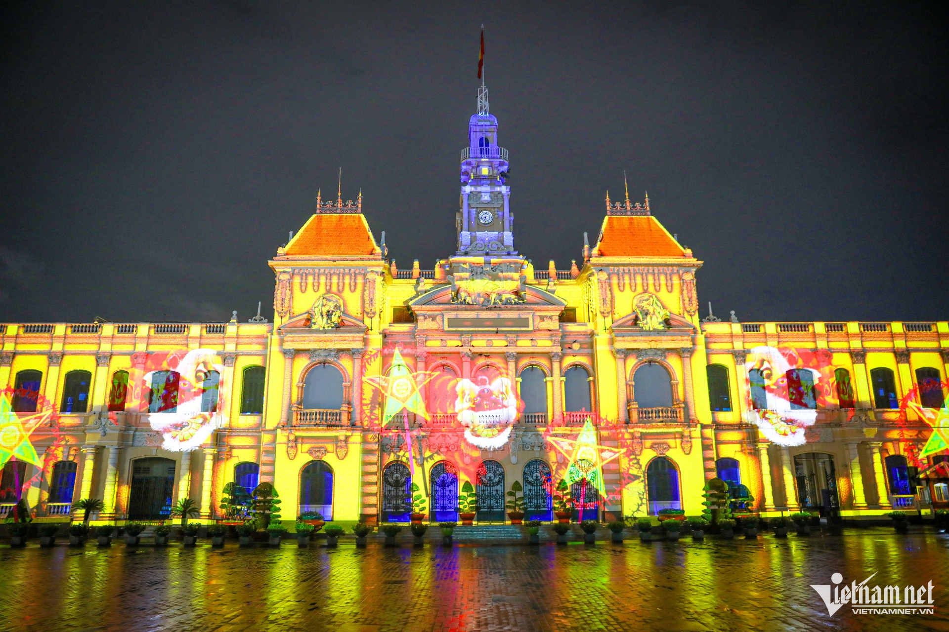 Giới trẻ đội mưa xem trình chiếu 3D mapping ở TPHCM - 4