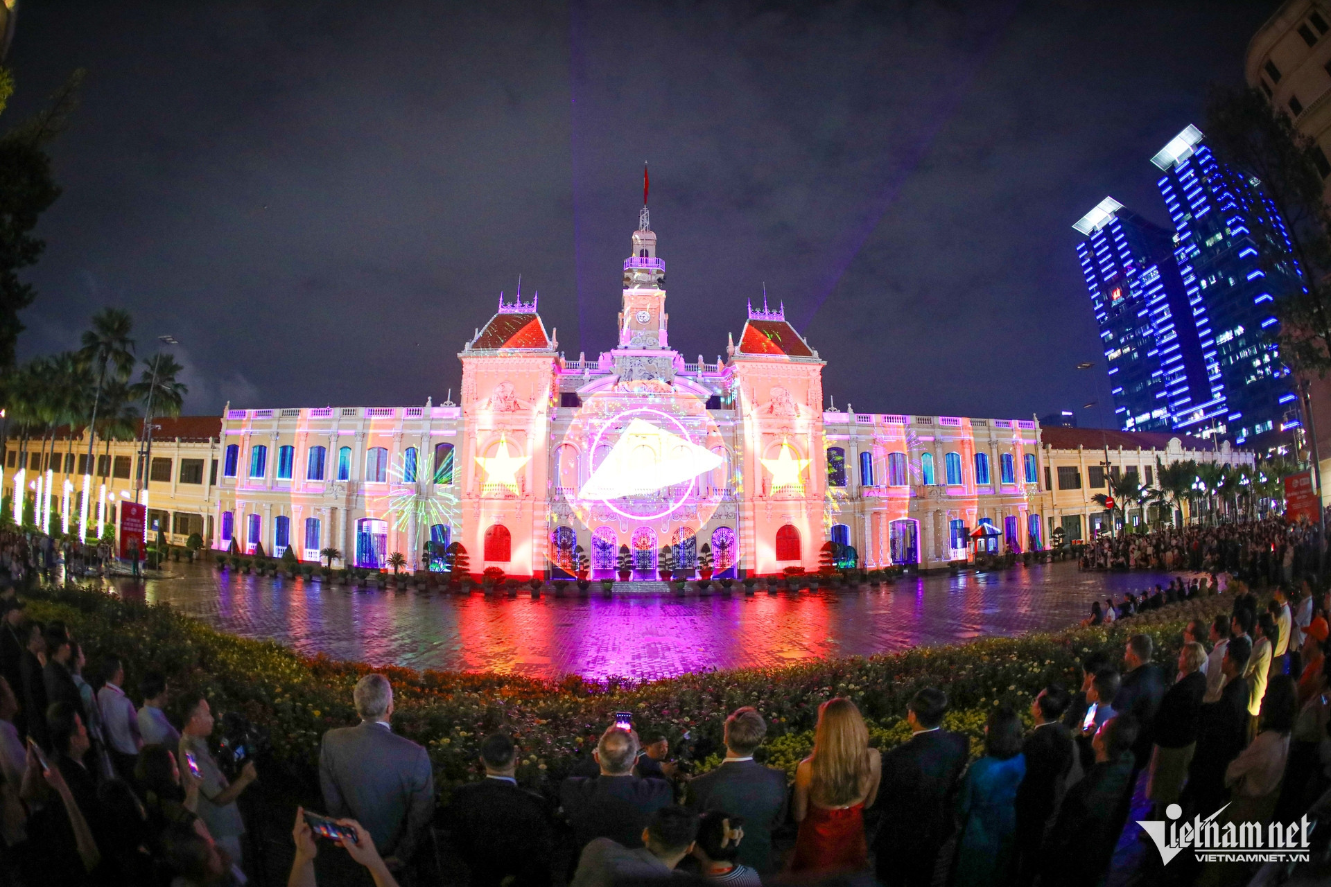 Công nghệ trình chiếu 3D Mapping là kỹ thuật sử dụng ánh sáng, hình ảnh để tạo ra các hiệu ứng 3D trên một bề mặt dù không bằng phẳng, đồng thời giúp các khối hình ảnh trong không gian ba chiều tương tác từ vật thể thật. 