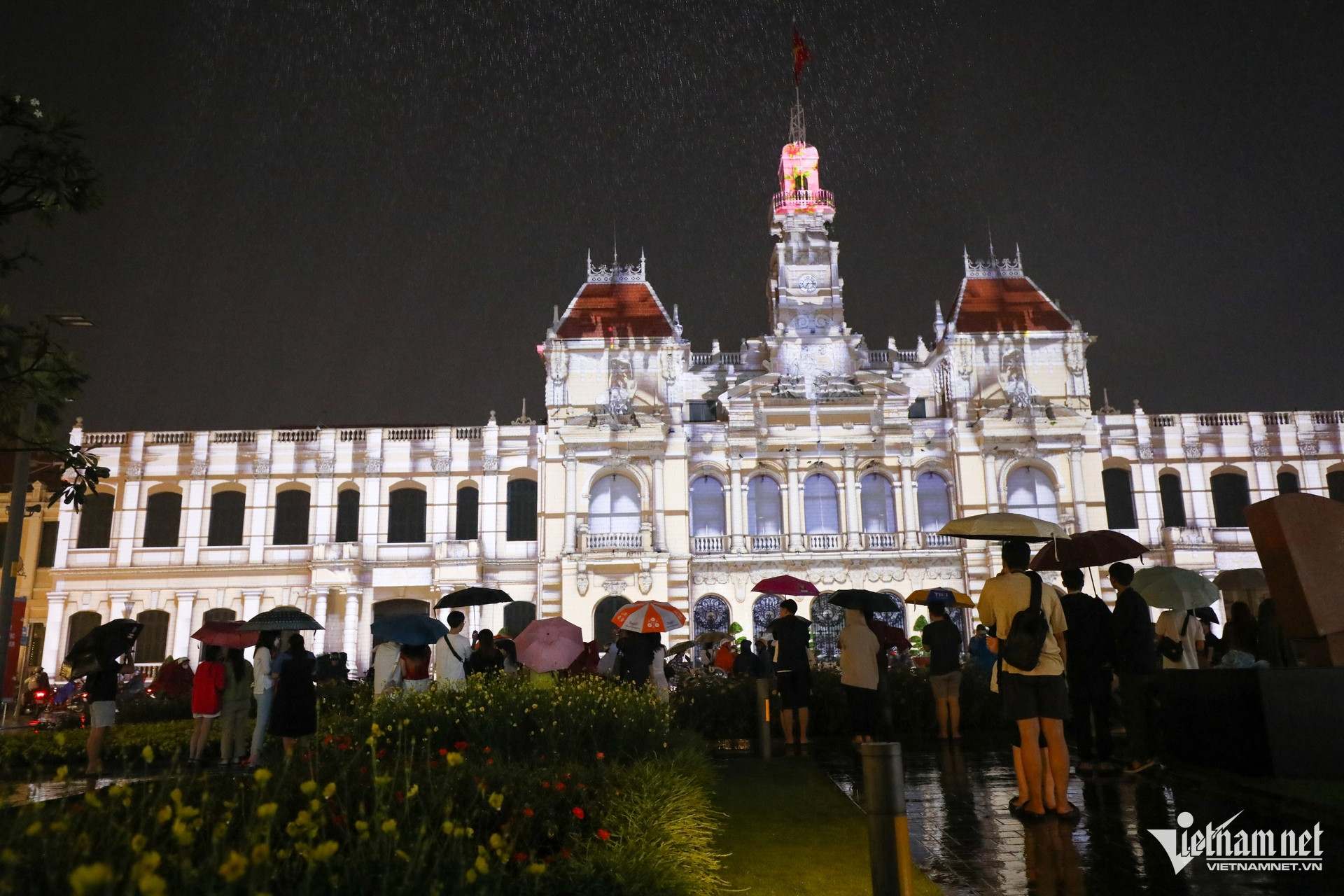 Hàng trăm người dân đã có mặt từ sớm để tận mắt chứng kiến những hình ảnh độc đáo lần đầu được trình chiếu ở trung tâm thành phố.   