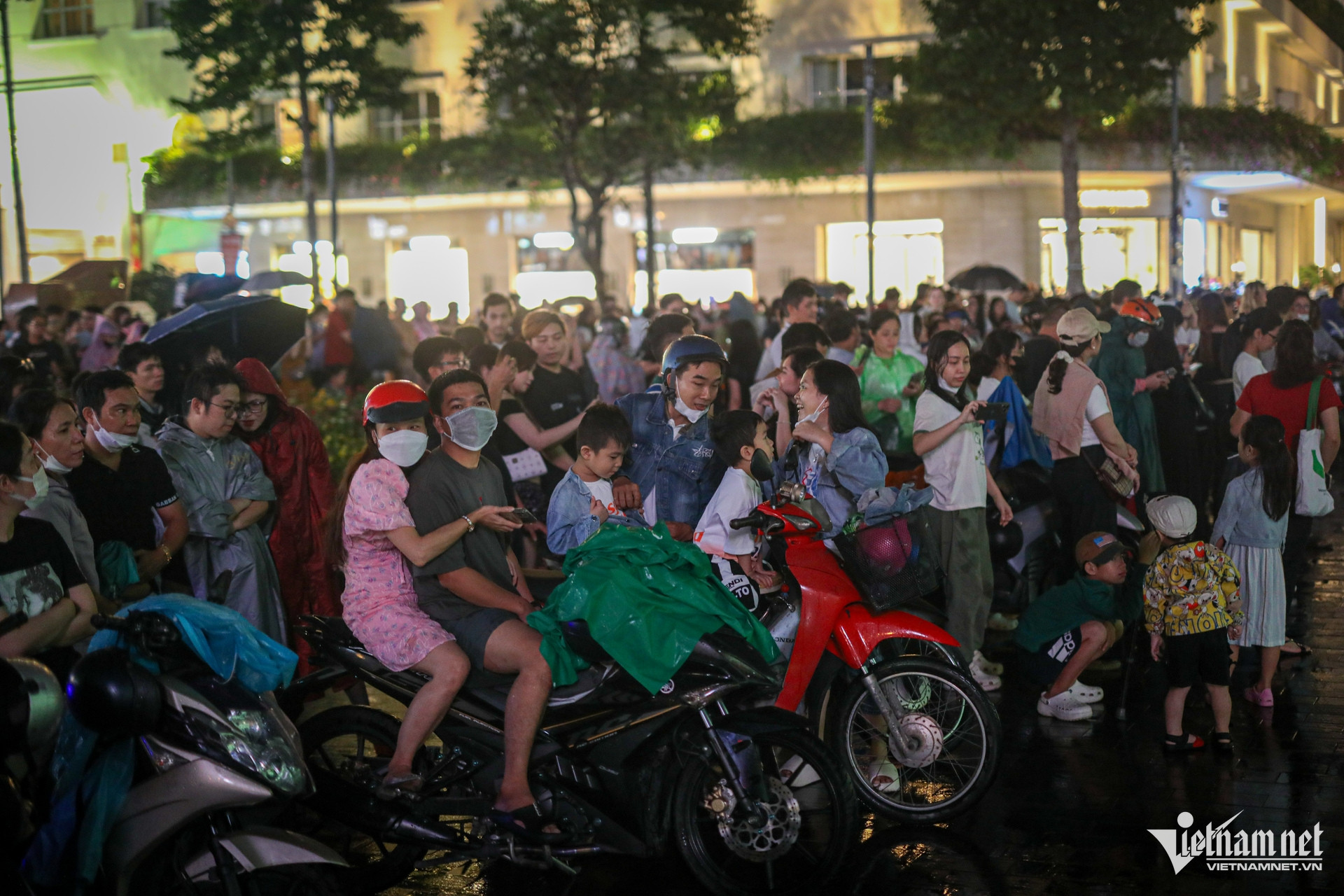 Mặc dù thời tiết không thuận lợi, những khán giả vẫn kiên nhẫn chờ đợi. 