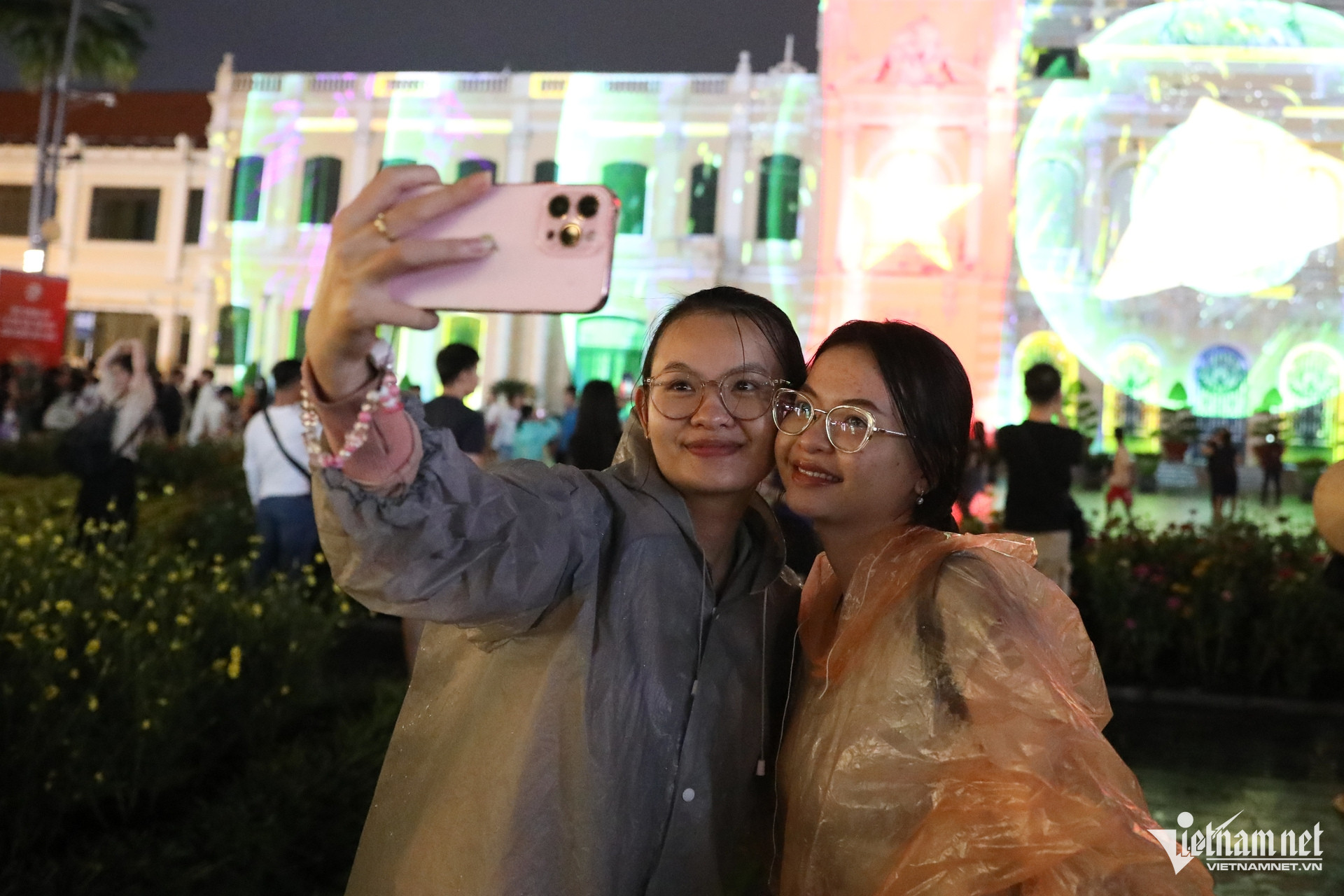 Biết được thông tin lịch diễn qua mạng xã hội, Kim Ngân (bên trái) cùng bạn đội mưa từ quận 7 lên trung tâm với mong muốn lưu lại những khoảnh khắc đặc biệt. 