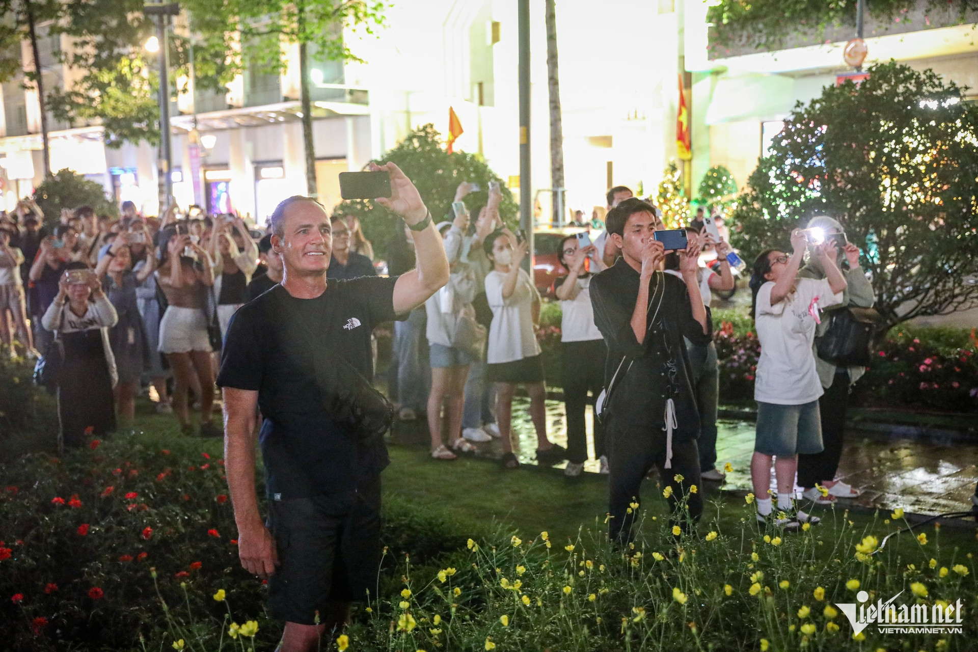 Du khách nước ngoài cũng hòa mình vào không khí sôi động, đầy màu sắc trước trụ sở UBND TPHCM.