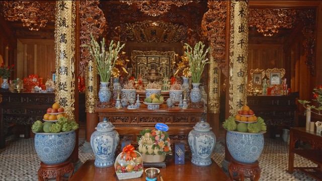 Khi thắp hương thì nên cắm nén thẳng đứng, chứ không nên cắm lệch, xiên.