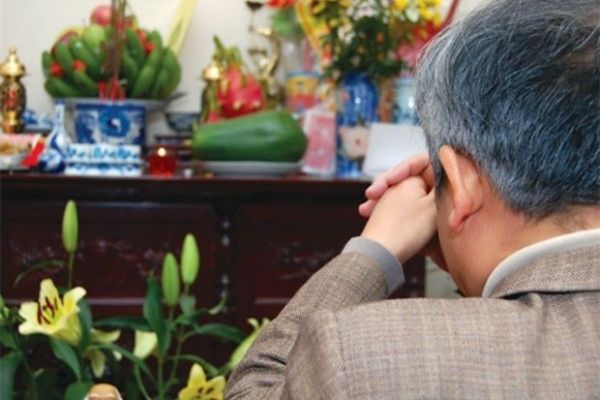 Trong tâm thức của người Việt Nam thì họ đều tin rằng, khi nén hương thắp lên như là một nhịp cầu nối giữa hai thế giới âm dương với nhau.