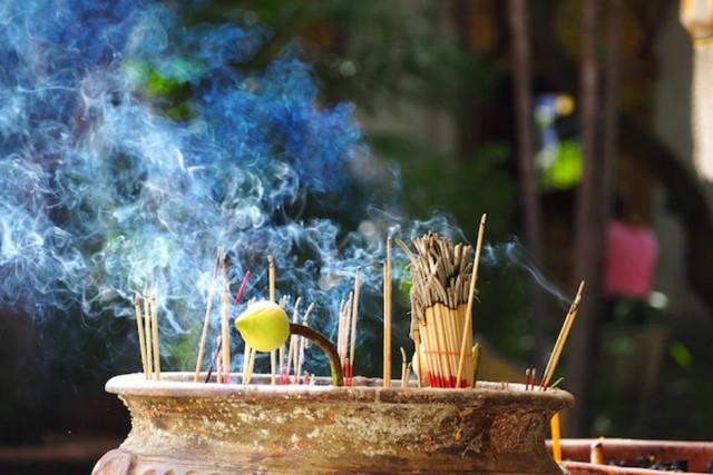 Thông thường trong các lễ cúng thì phải thắp ba tuần hương mới được hạ lễ.