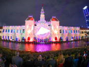 Lifestyle - Giới trẻ đội mưa xem trình chiếu 3D mapping ở TPHCM