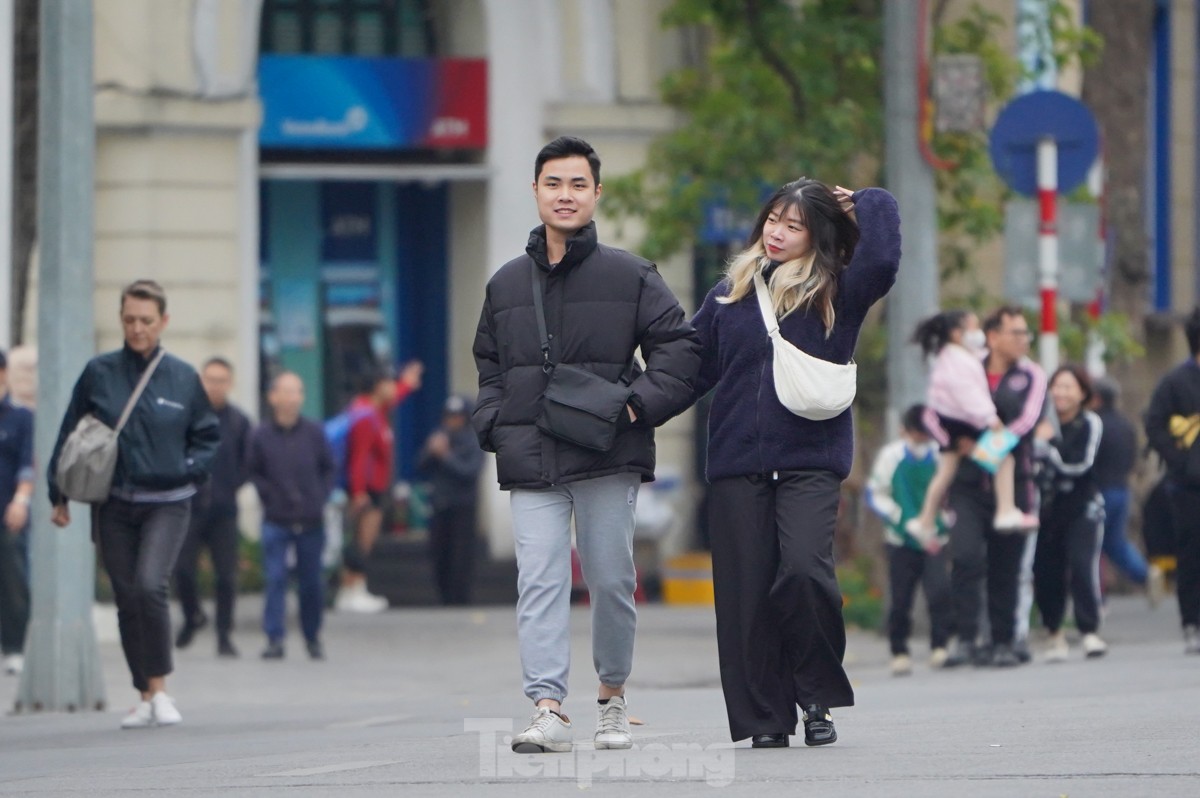 Mùa đông amp;#34;gõ cửaamp;#34;, người Hà Nội đội mũ, quàng khăn kín mít khi ra đường - 11