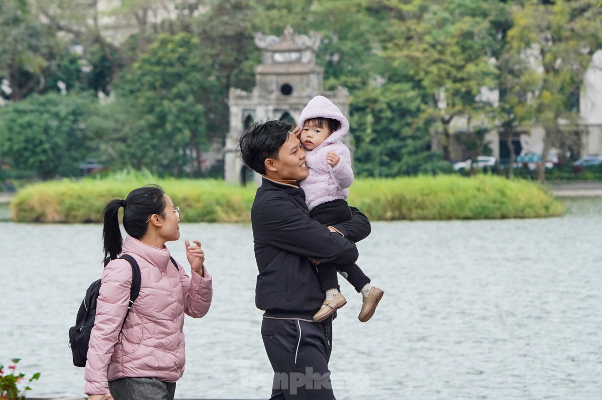 Trên phố đi bộ hồ Gươm, dù thời tiết trở lạnh nhưng nhiều người vẫn tranh thủ đưa gia đình đi dạo chơi, tận hưởng không khí Thủ đô dịp cuối tuần.