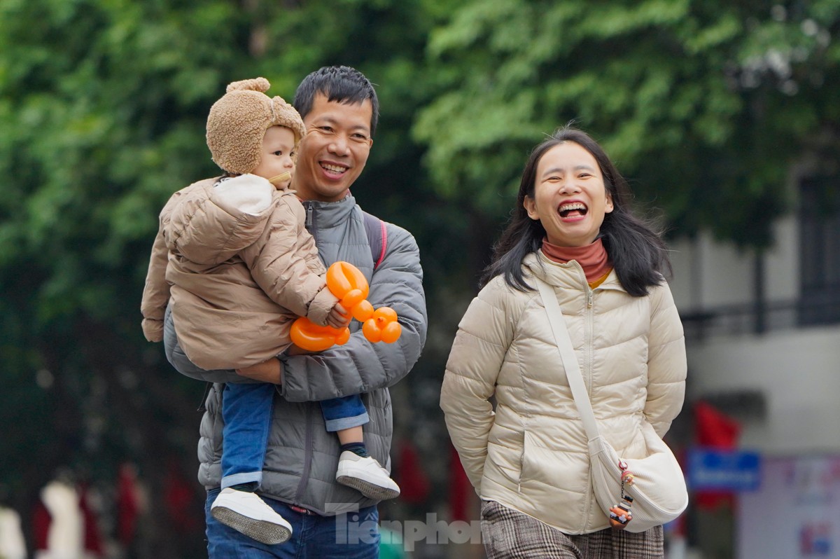 Hôm nay trời khá lạnh nhưng tôi và vợ đều thấy rất thích. Với chúng tôi, trời rét đi dạo phố cũng thích hơn, anh Trọng (quận Ba Đình) cho hay.
